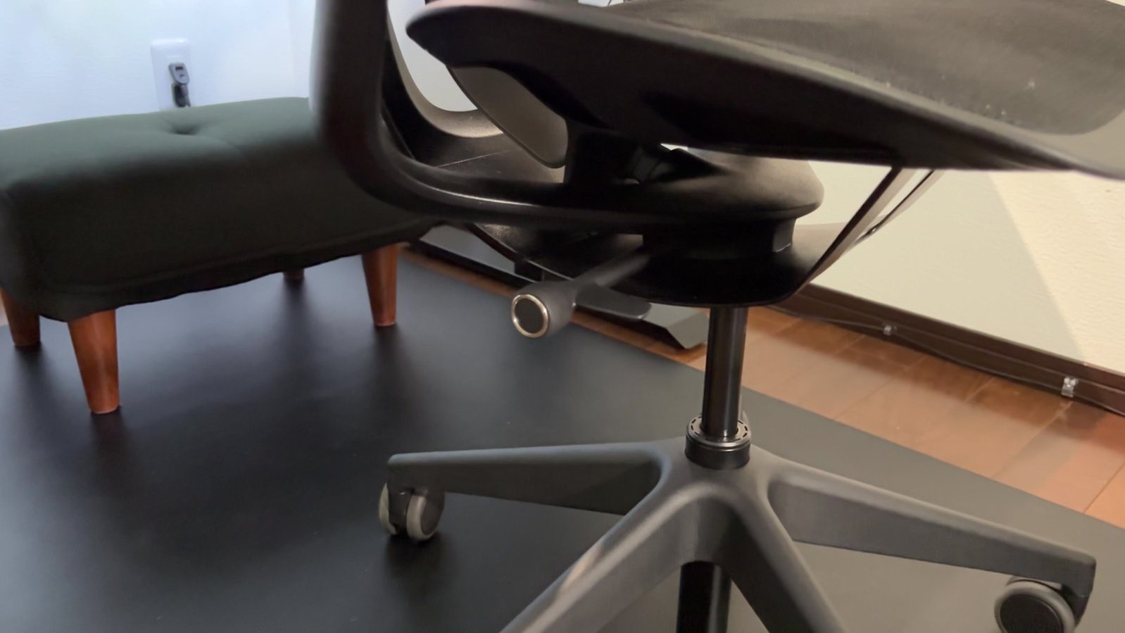 Steelcase Karmanのリクライニングのレバーとダイアル